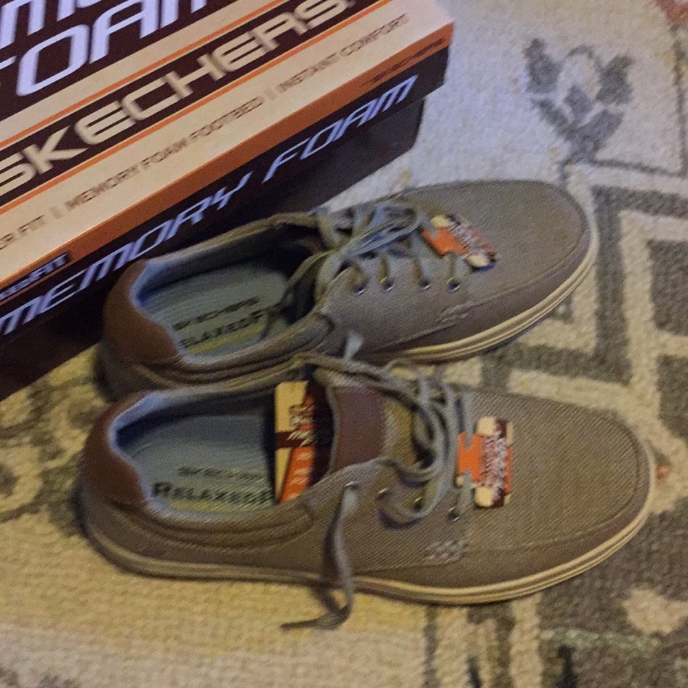NWT Skechers men’s memory foam 10.5
